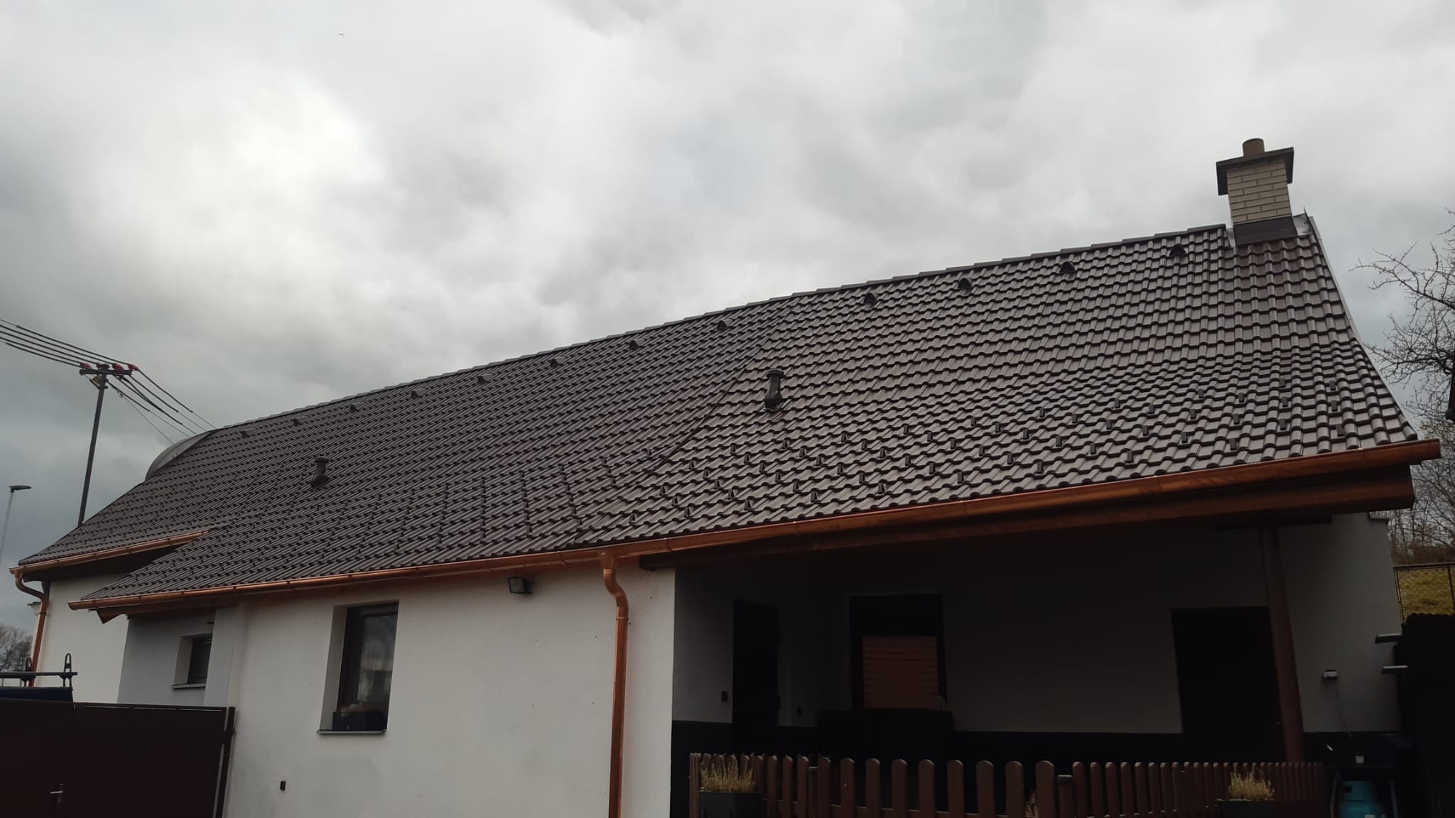 Střecha rodinného domu s měděnými okapy