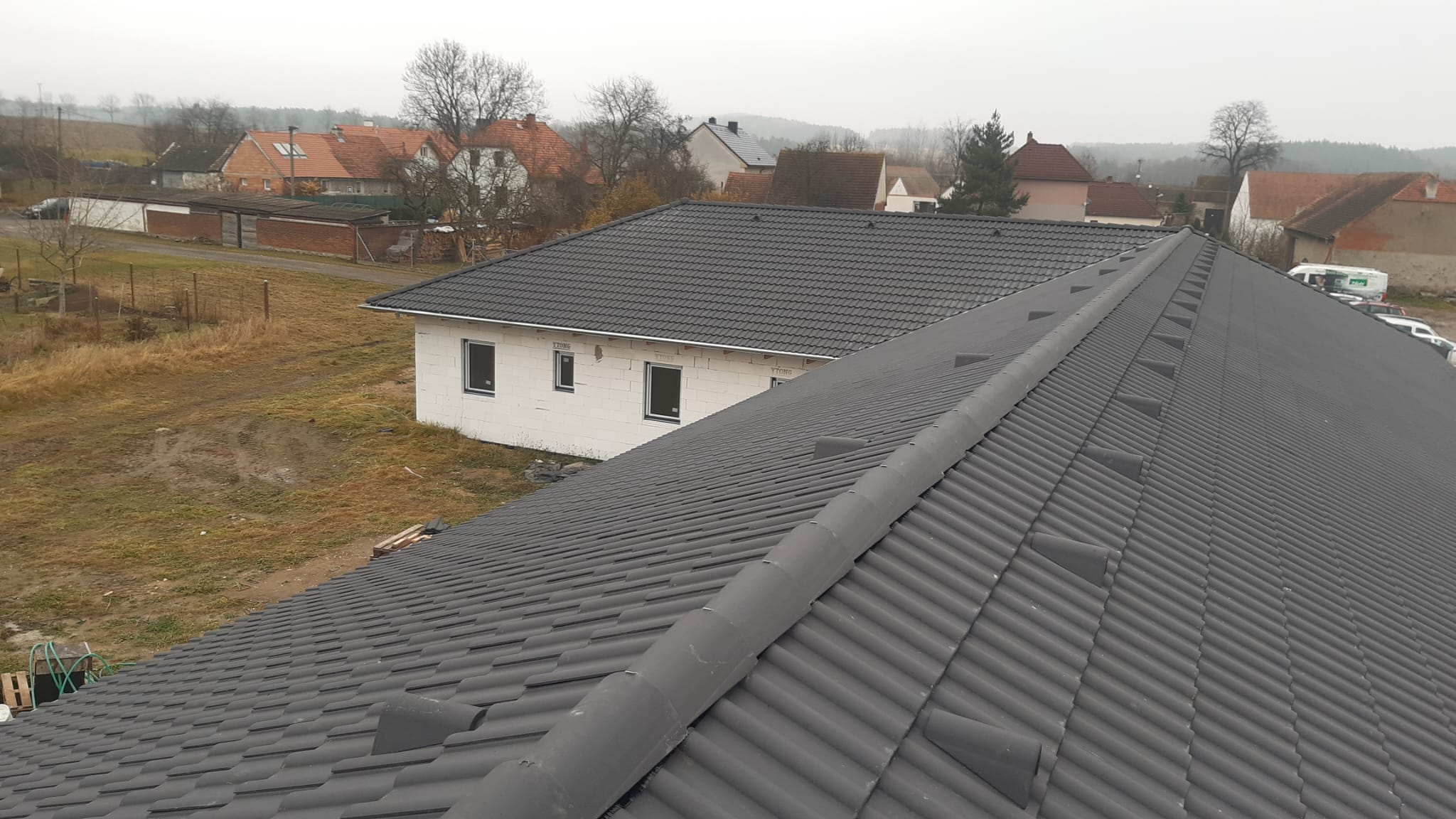 Pokládka tmavé betonové krytiny