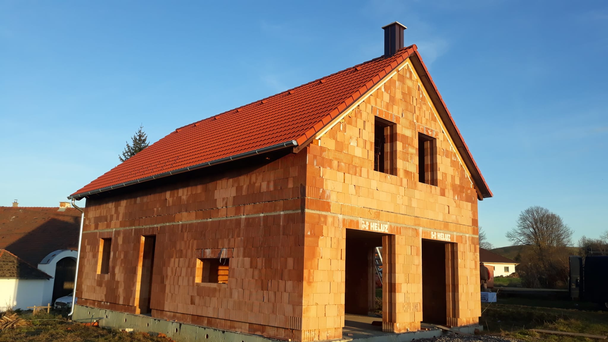 Novostavba rodinného domu — červená krytina