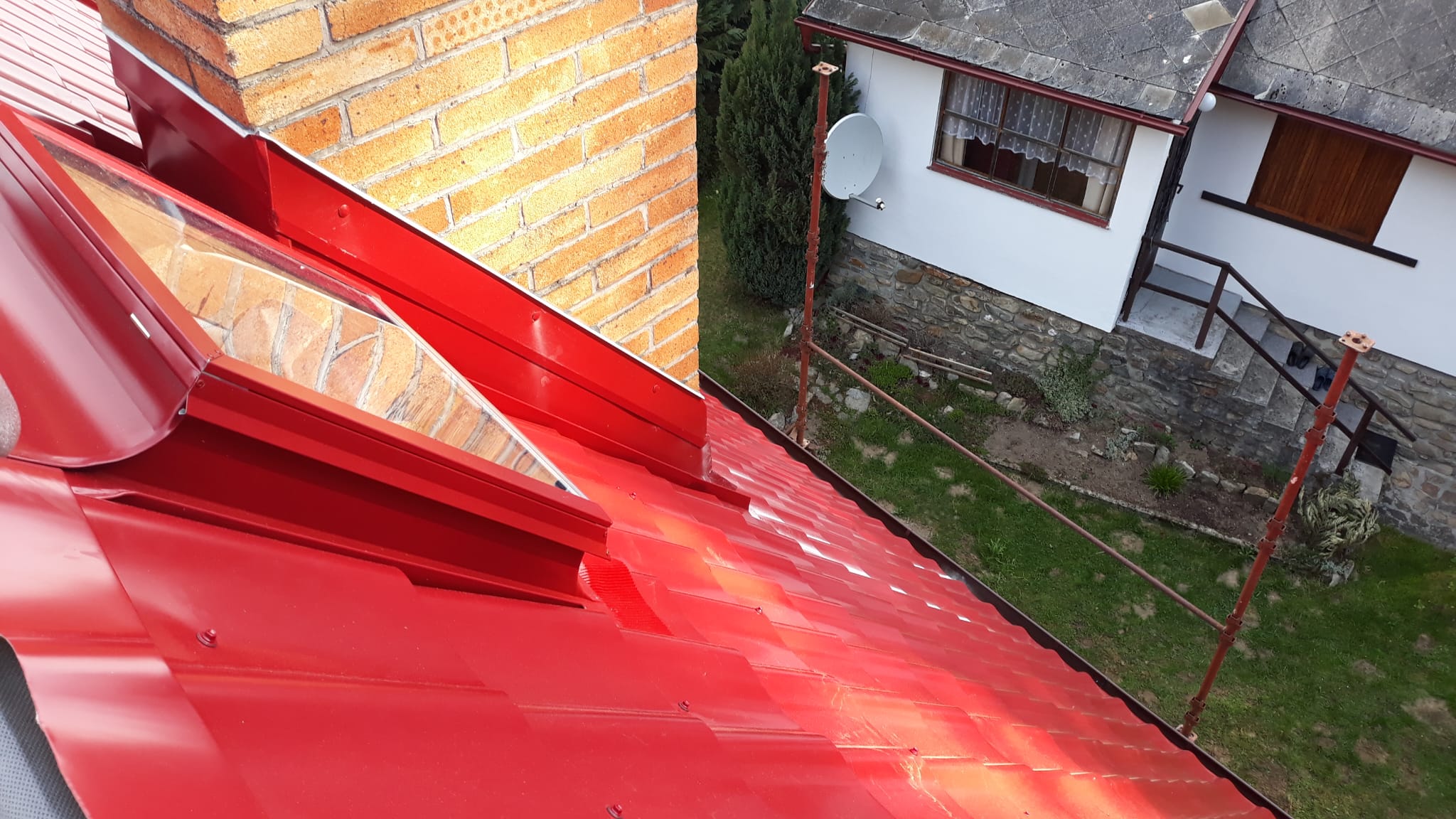 Červená plechová střecha — klempířské práce
